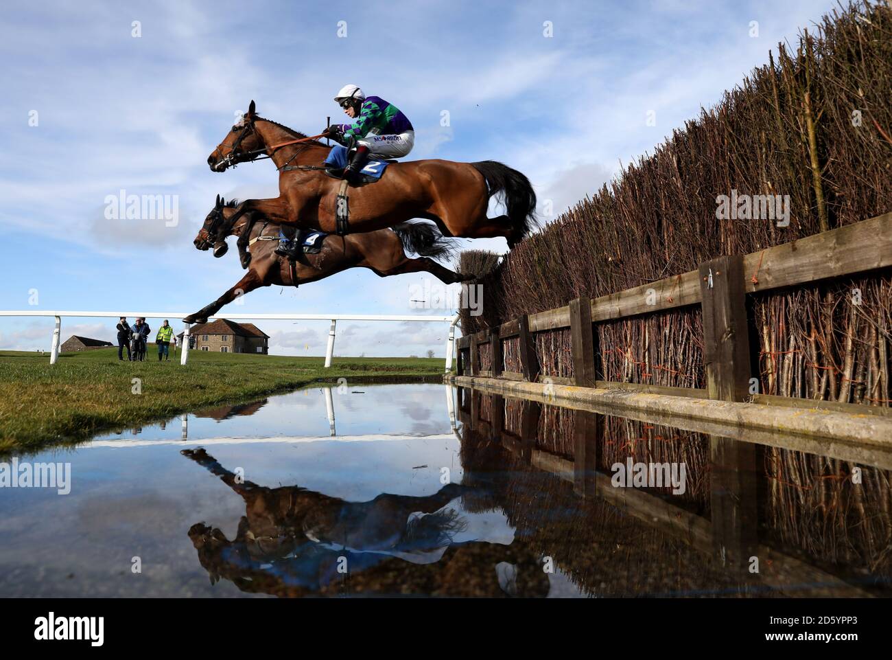 Harry Cobden geritten auf Beau Bay (links) und R Johnson Geritten auf war Sound während der 14.15 Uhr Betway Handicap Chase Rennen Stockfoto