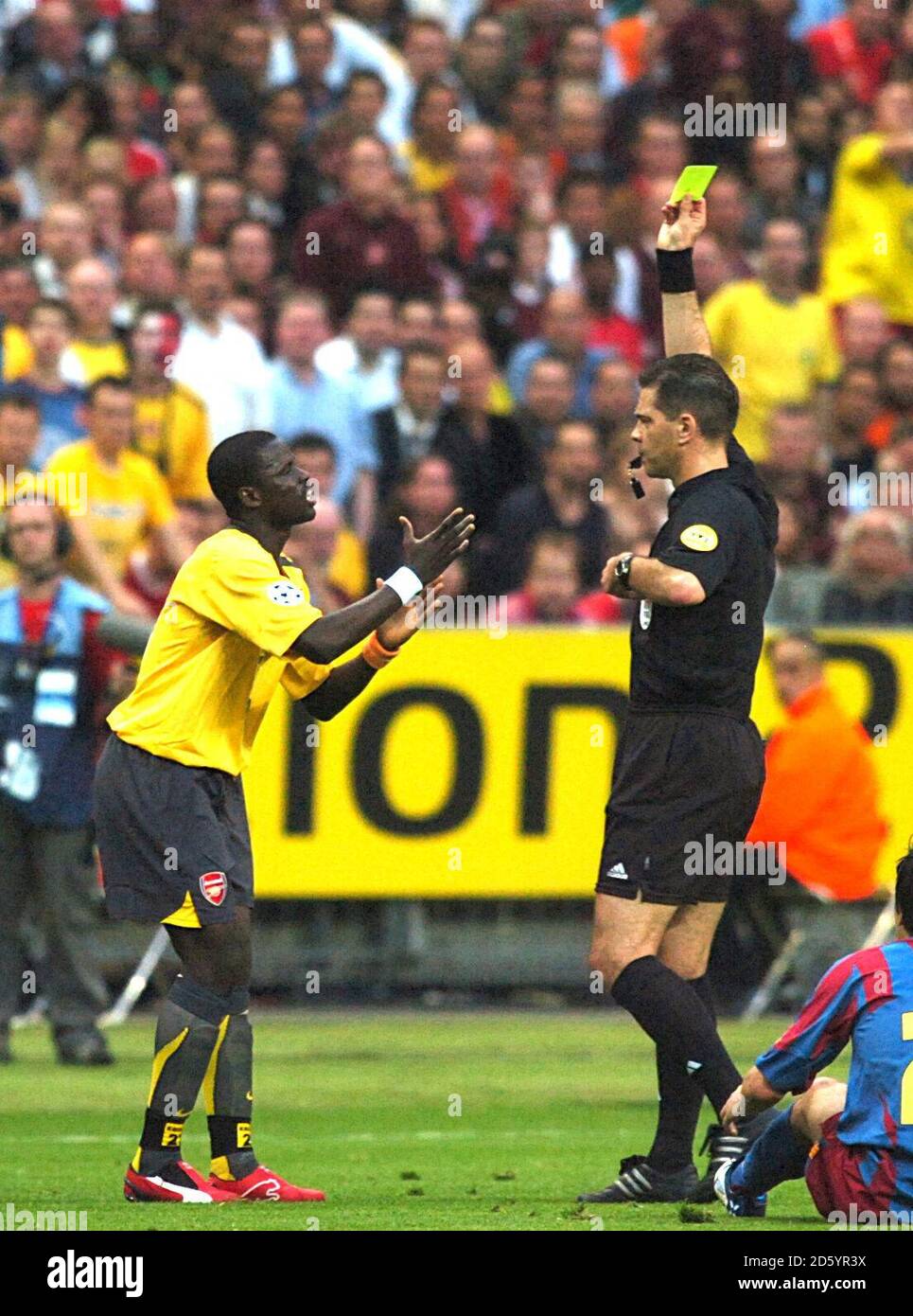 Emmanuel Eboue von Arsenal wird von Schiedsrichter Terje Hauge gebucht Stockfoto