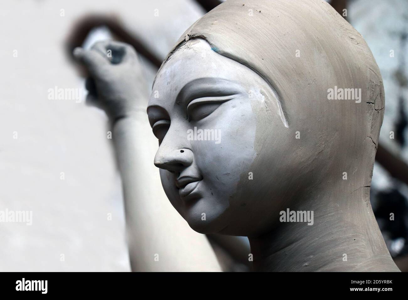 Porträt von maa Durga. Lehm Idol der Hindu Göttin Durga unter Vorbereitungen für Bengals Durga Puja Festival in Kumartuli in Kolkata. Stockfoto