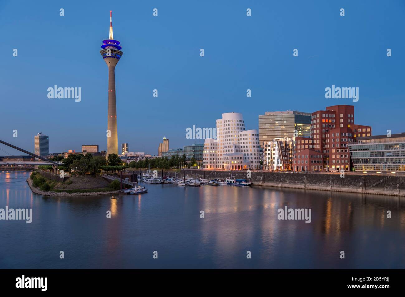 Deutschland, Nordrhein-Westfalen, Düsseldorf, Medienhafen mit Fernsehturm und die Gehry-Bauten am Abend Stockfoto