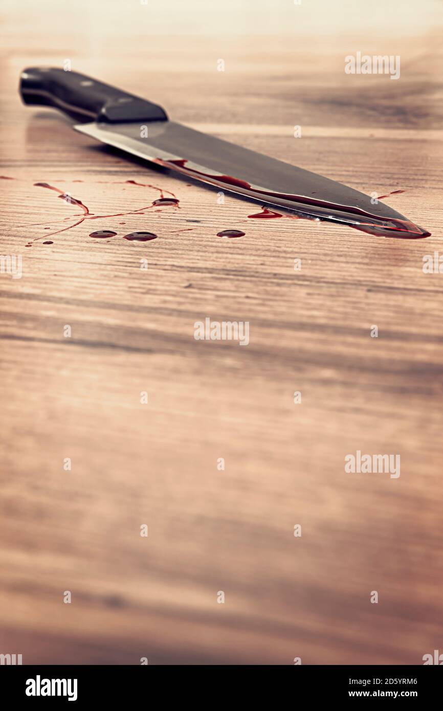 Blut befleckt Messer auf Holzboden Stockfoto