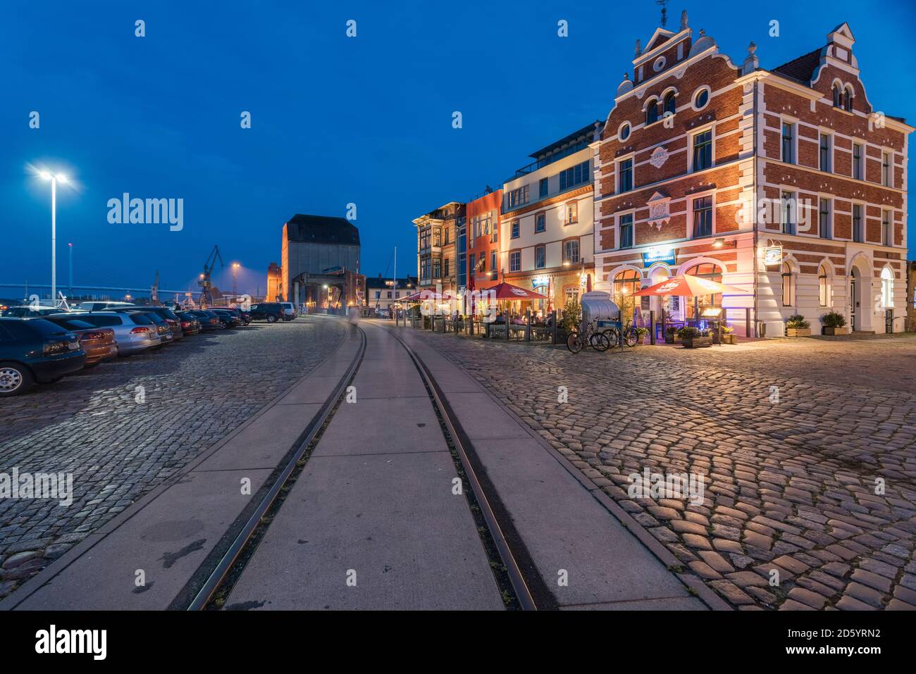 Deutschland, Mecklenburg-Vorpommern, Stralsund, Hafenstraße, Häuser am Hafen Stockfoto