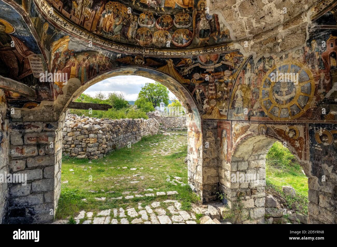 Albanien, Qark Korca, Vithkuq, Manastiri i Shen Pjetrit, Kloster St. Peter und Paul, Fresko Gemälde in der Veranda Stockfoto