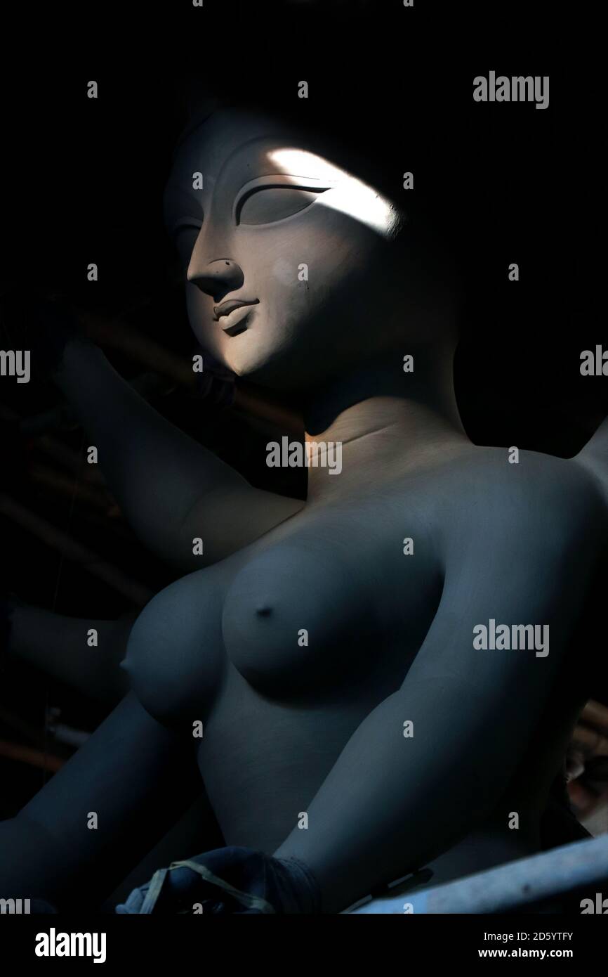 Porträt von maa Durga. Lehm Idol der Hindu Göttin Durga unter Vorbereitungen für Bengals Durga Puja Festival in Kumartuli in Kolkata. Stockfoto