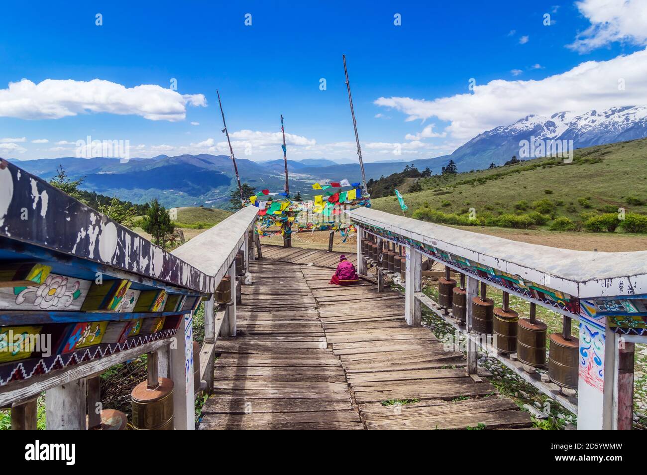 China, Yunnan, Lijiang, Tibetanischer Tempel Yak Meadow und Berglandschaft Stockfoto