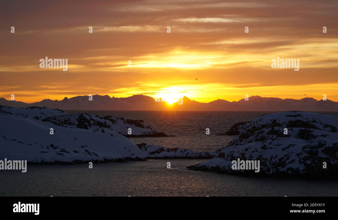 Leuchtturm am Henningsvaer Fußballstadion bei Sonnenaufgang auf den Lofoten-Inseln in Norwegen. Stockfoto