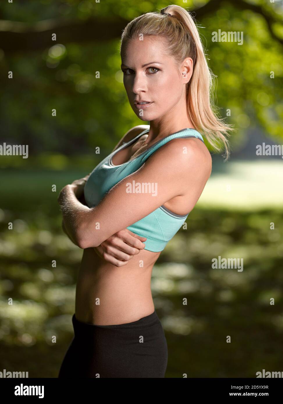 Deutschland, Junge athletische Frau, Arme gekreuzt Stockfoto