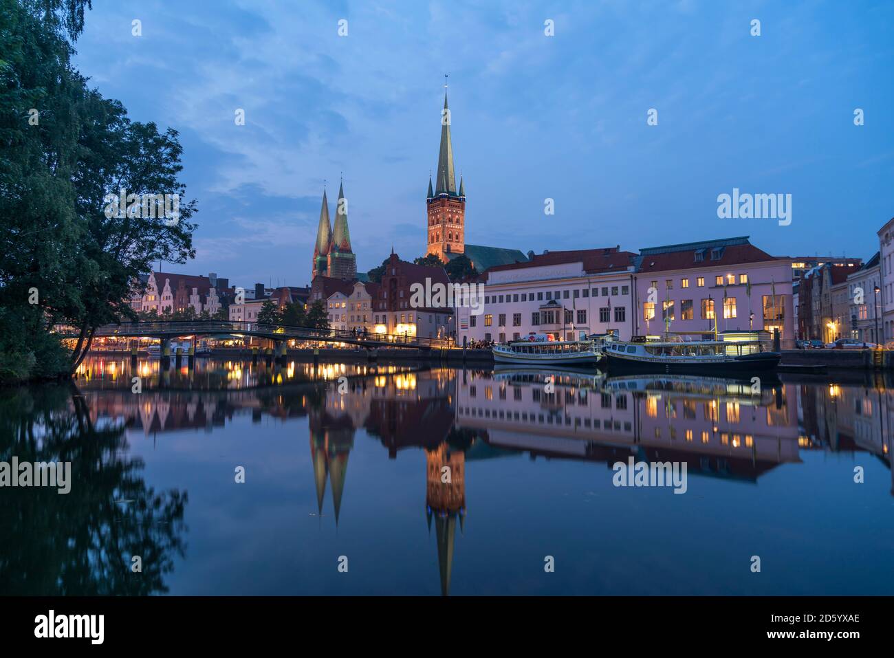 Deutschland, Lübeck, Altstadt und Fluss Trave in der Abenddämmerung Stockfoto