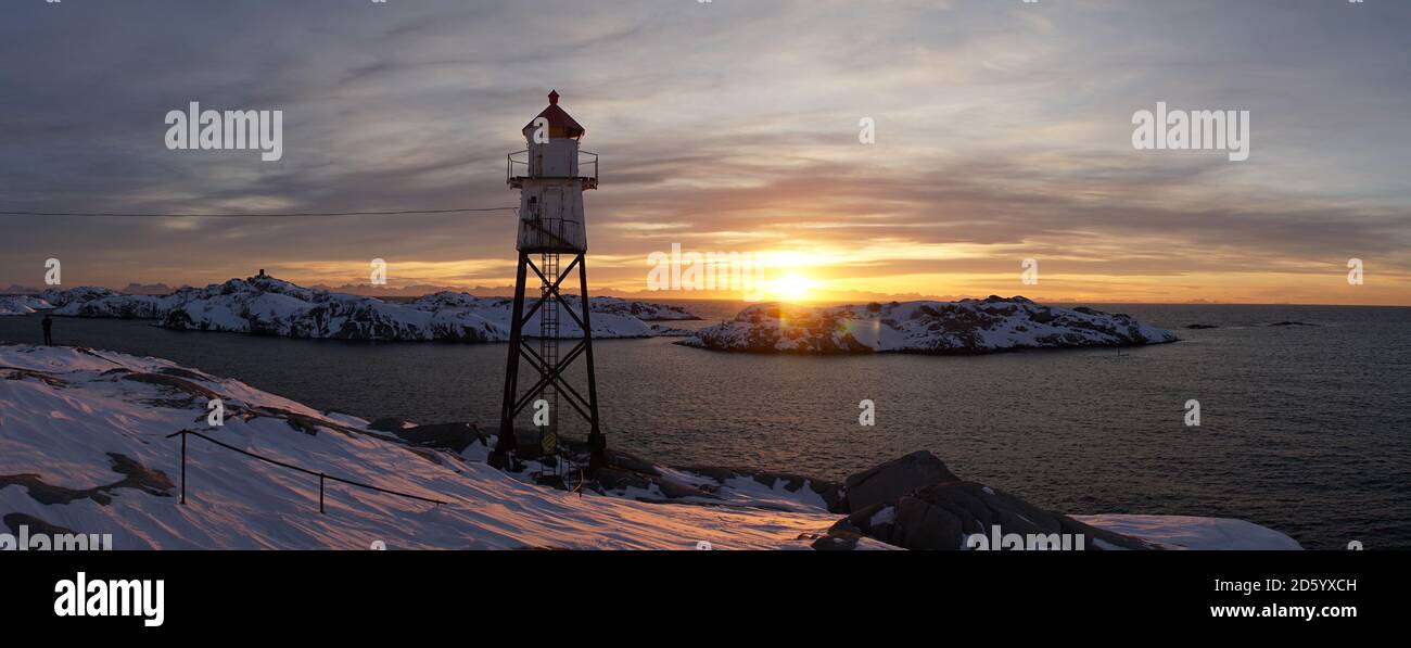 Leuchtturm am Henningsvaer Fußballstadion bei Sonnenaufgang auf den Lofoten-Inseln in Norwegen. Stockfoto