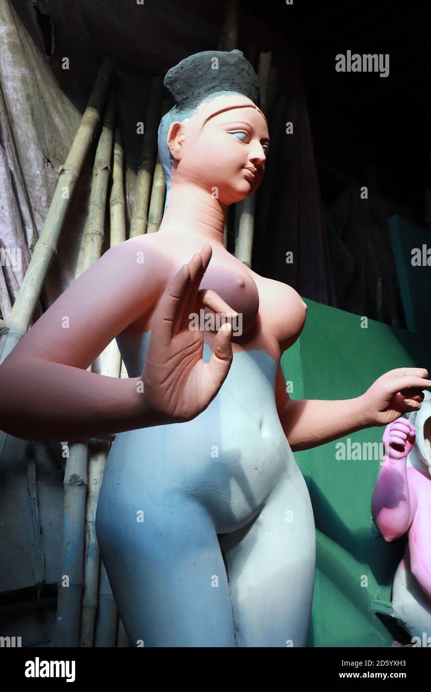 Porträt von Maa Saraswati. Lehm Idol der Hindu Göttin Saraswati unter Vorbereitungen für Bengals Durga Puja Festival in Kolkata. Stockfoto