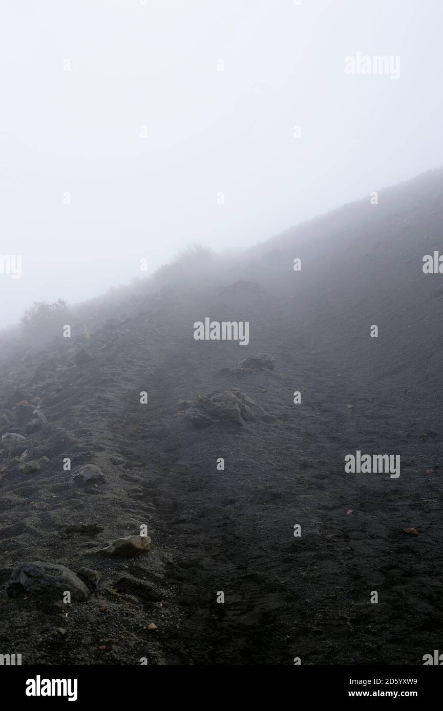 USA, Hawaii, Maui, Haleakala, Nebel in den Vulkankrater Stockfoto