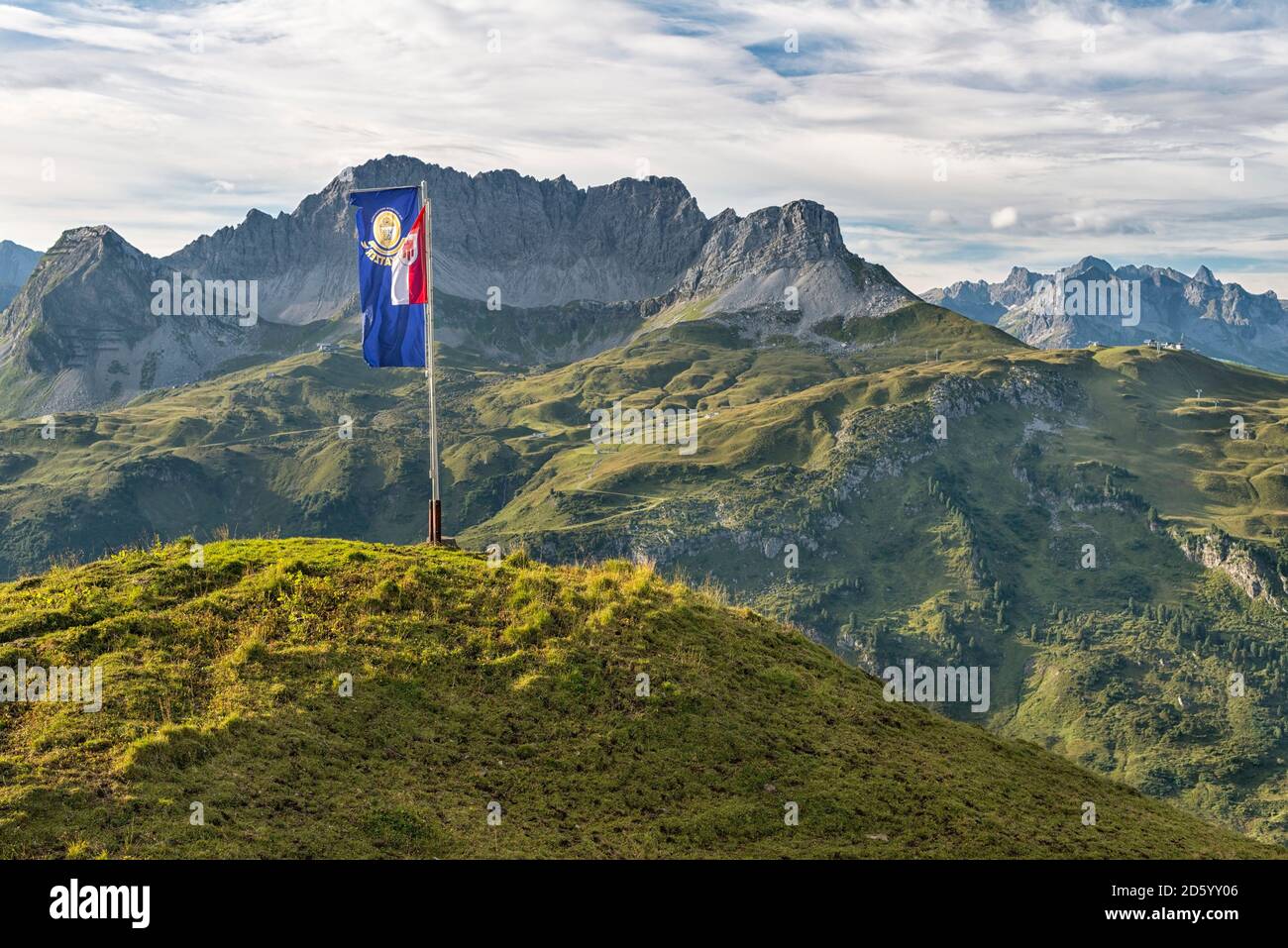 Österreich, Vorarlberg, Lechtal, Alpenlandschaft mit Flagge auf der Widdersteinhütte Stockfoto