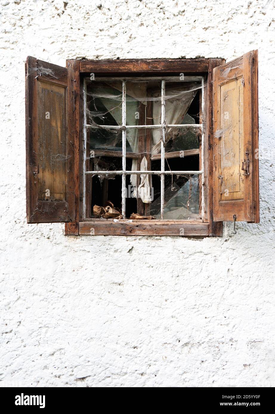 Österreich, alte Fenster mit Fensterläden und Spinnweben Stockfoto