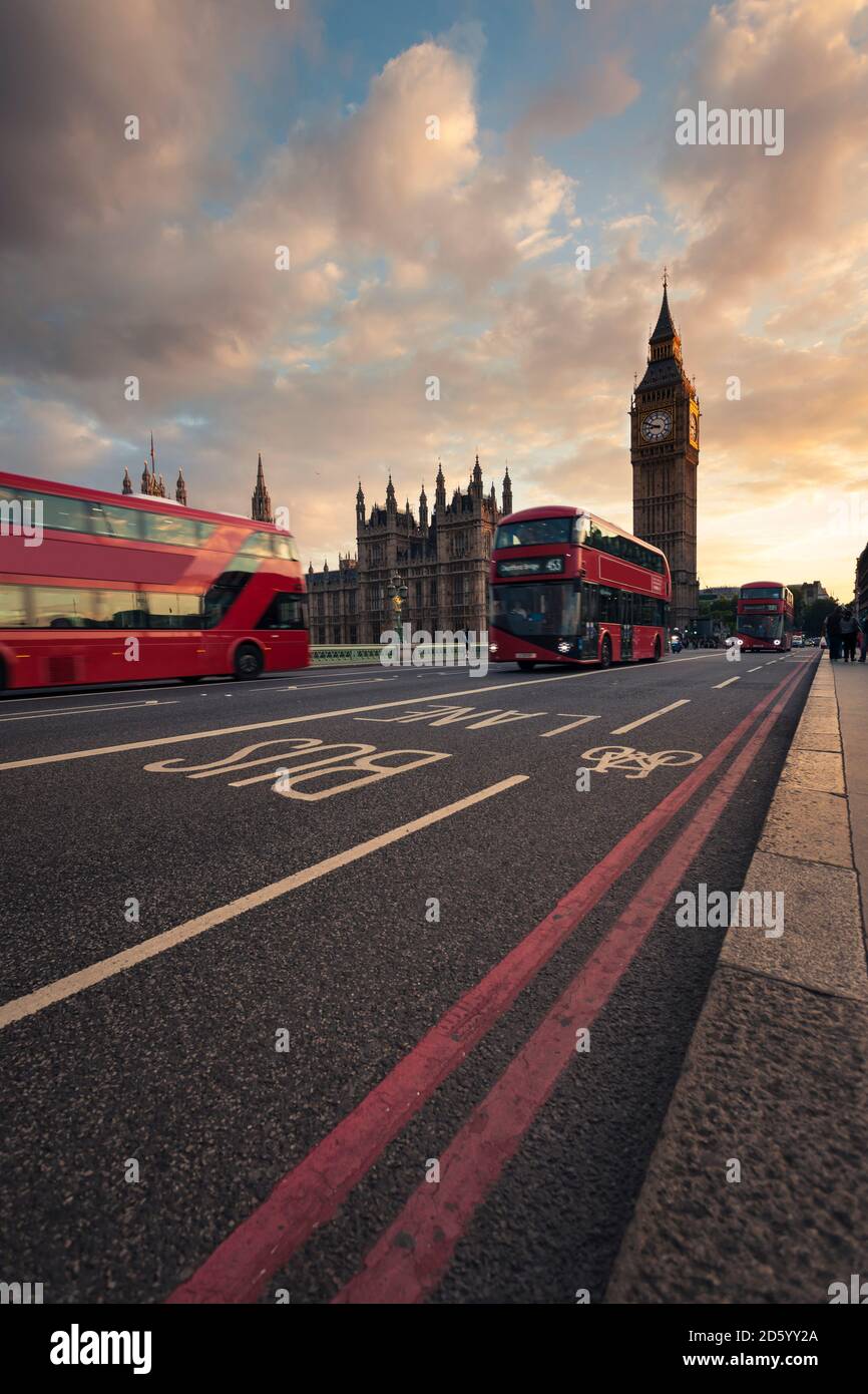 UK, London, roten Busse Westminster Brücke mit Big Ben tower im Hintergrund bei Sonnenuntergang Stockfoto