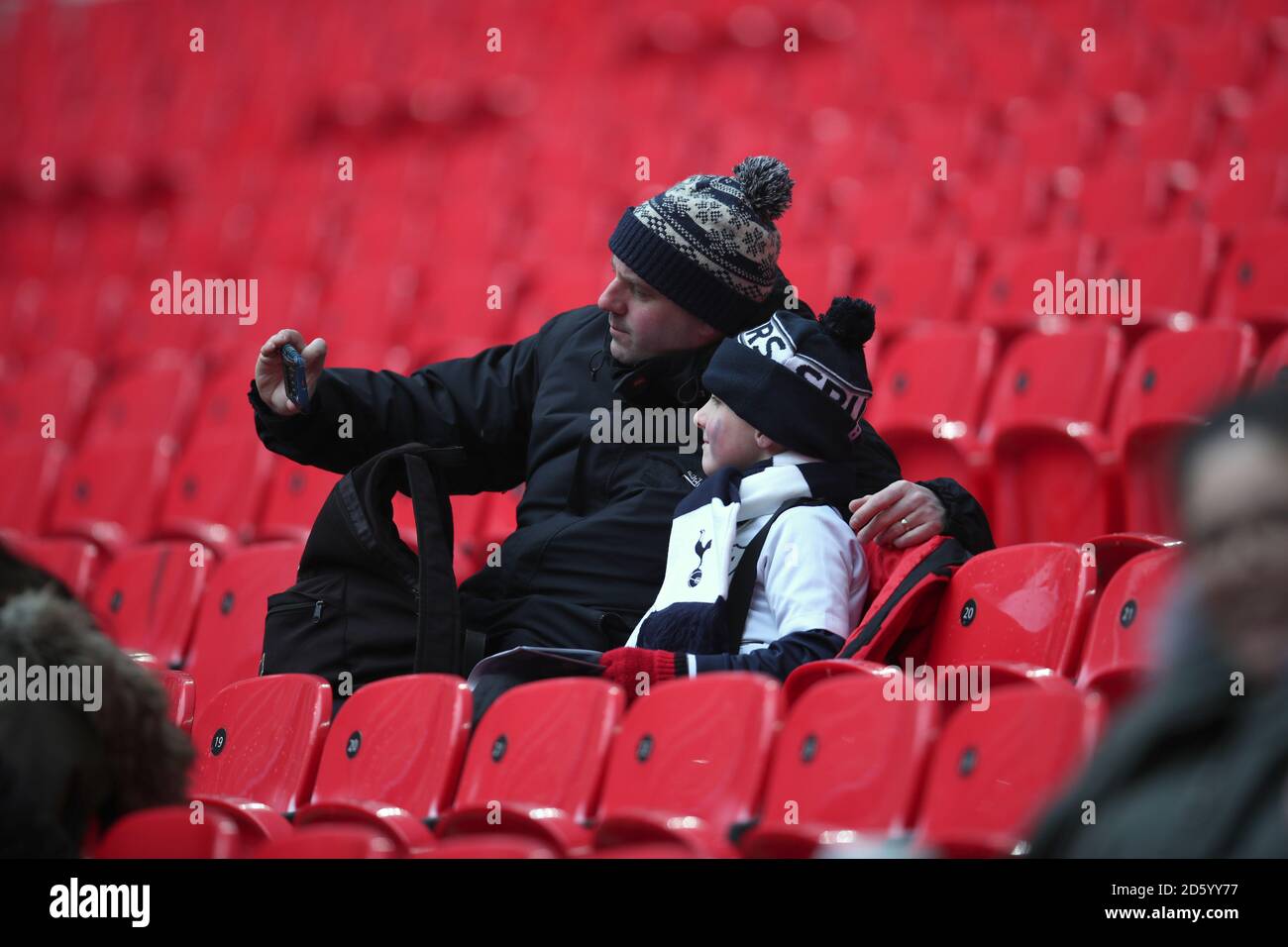 Tottenham Hotspur-Fans machen ein Selfie, während sie auf den Tribünen sitzen, bevor sie das Premier League-Spiel zwischen Tottenham Hotspur und Huddersfield Town im Wembley Stadium, London, starten Stockfoto