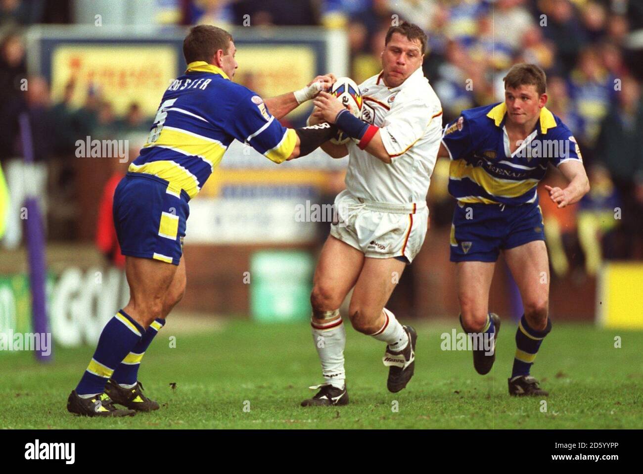 (L-R) Mark Forster von Warrington Wolves bekämpft James Lowes von Bradford Bulls Stockfoto