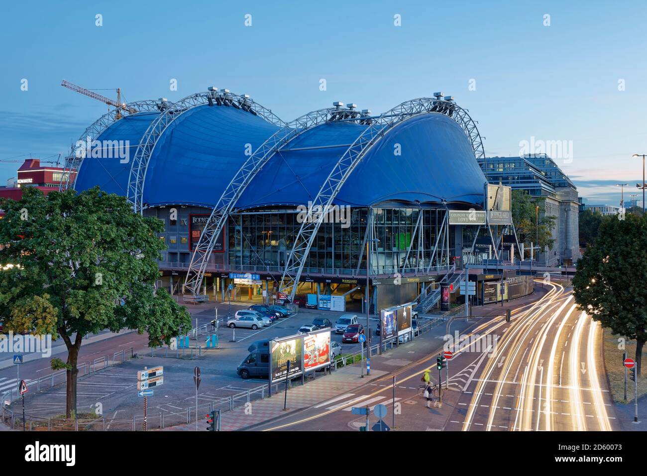 Deutschland, Köln, Musical Dome bei Dämmerung Stockfoto