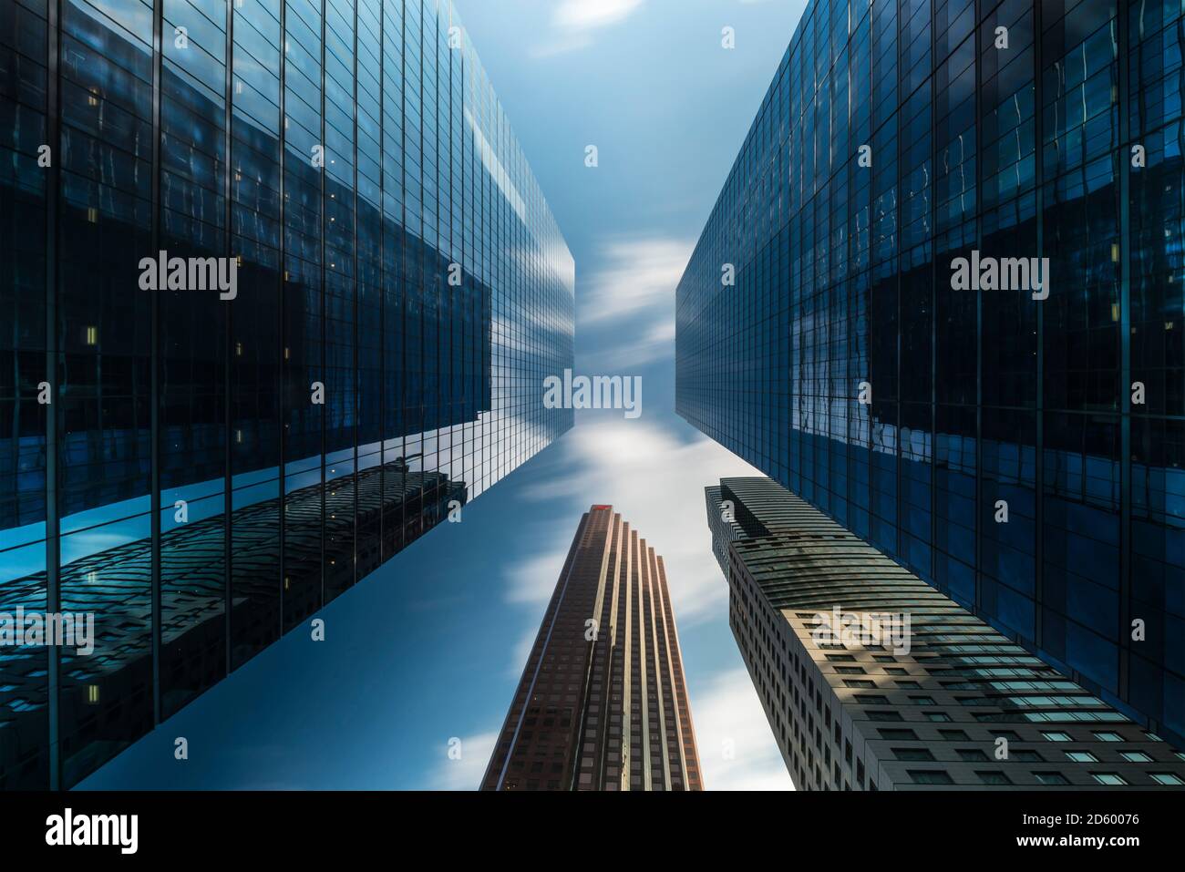 Kanada, Ontario, Toronto, Bankenviertel, modernen Bankgebäuden, Wolken, Winkel Ansicht Stockfoto