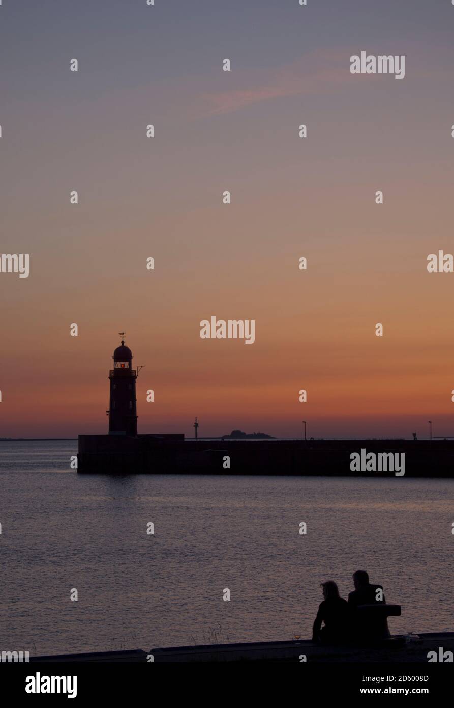 Deutschland, Bremen, Bremerhaven, Leuchtturm auf der Mole bei Sonnenuntergang Stockfoto