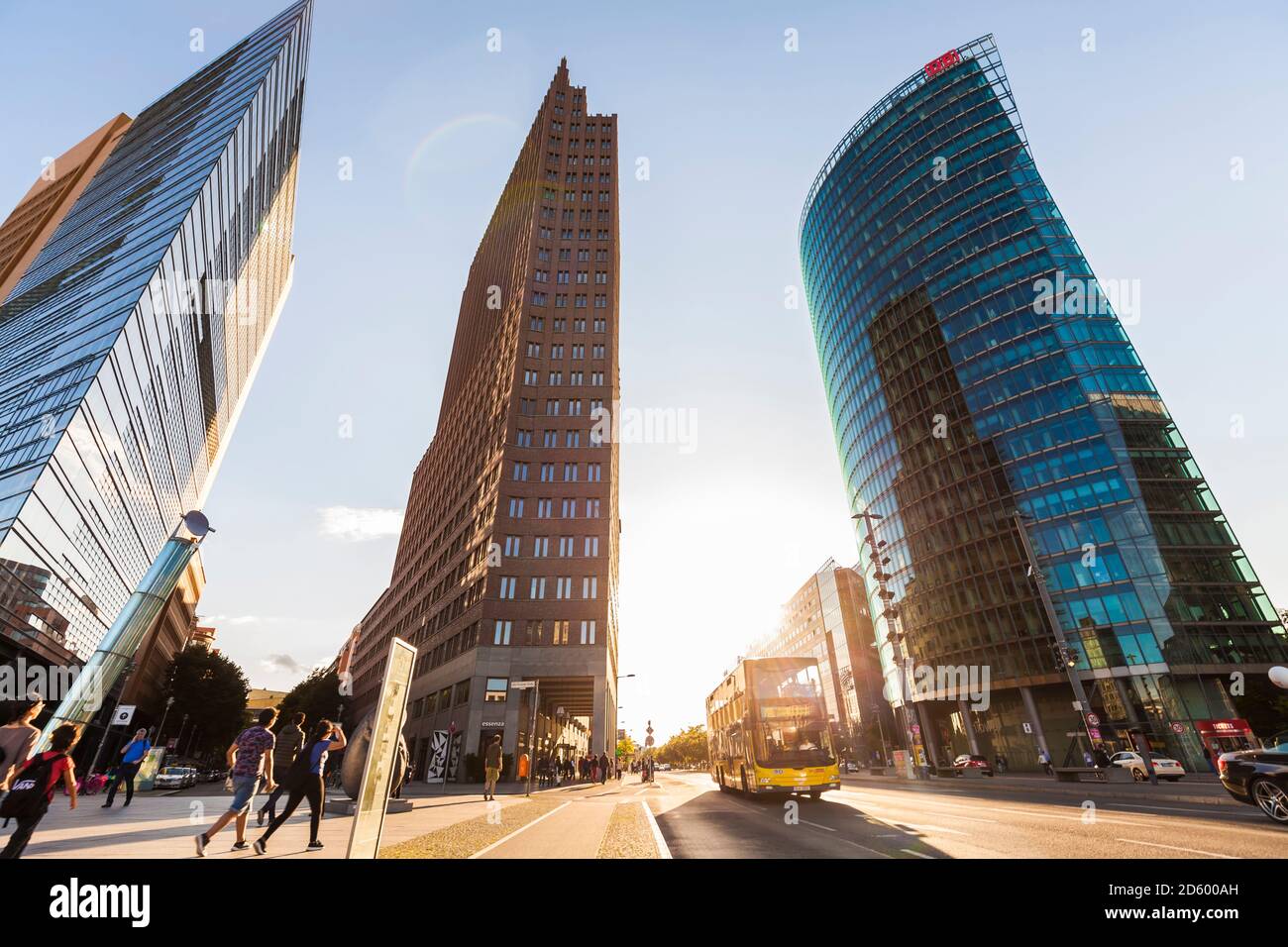 Deutschland, Berlin, Potsdamer Platz, Wolkenkratzer und Doppeldeckerbus im Gegenlicht Stockfoto
