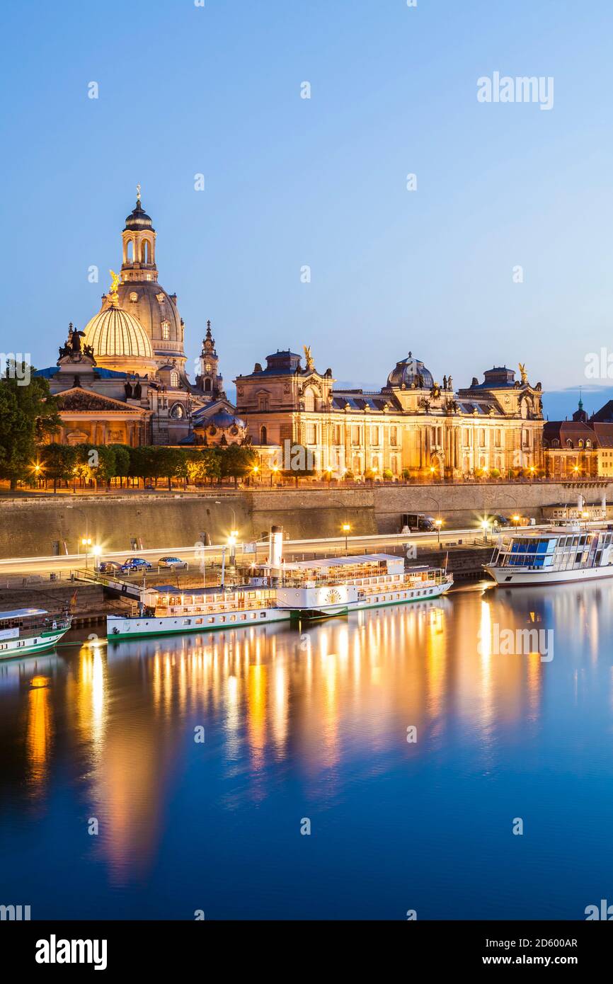 Deutschland, Dresden, Brühls Terrasse mit Raddampfer auf der Elbe bei Sonnenuntergang Stockfoto