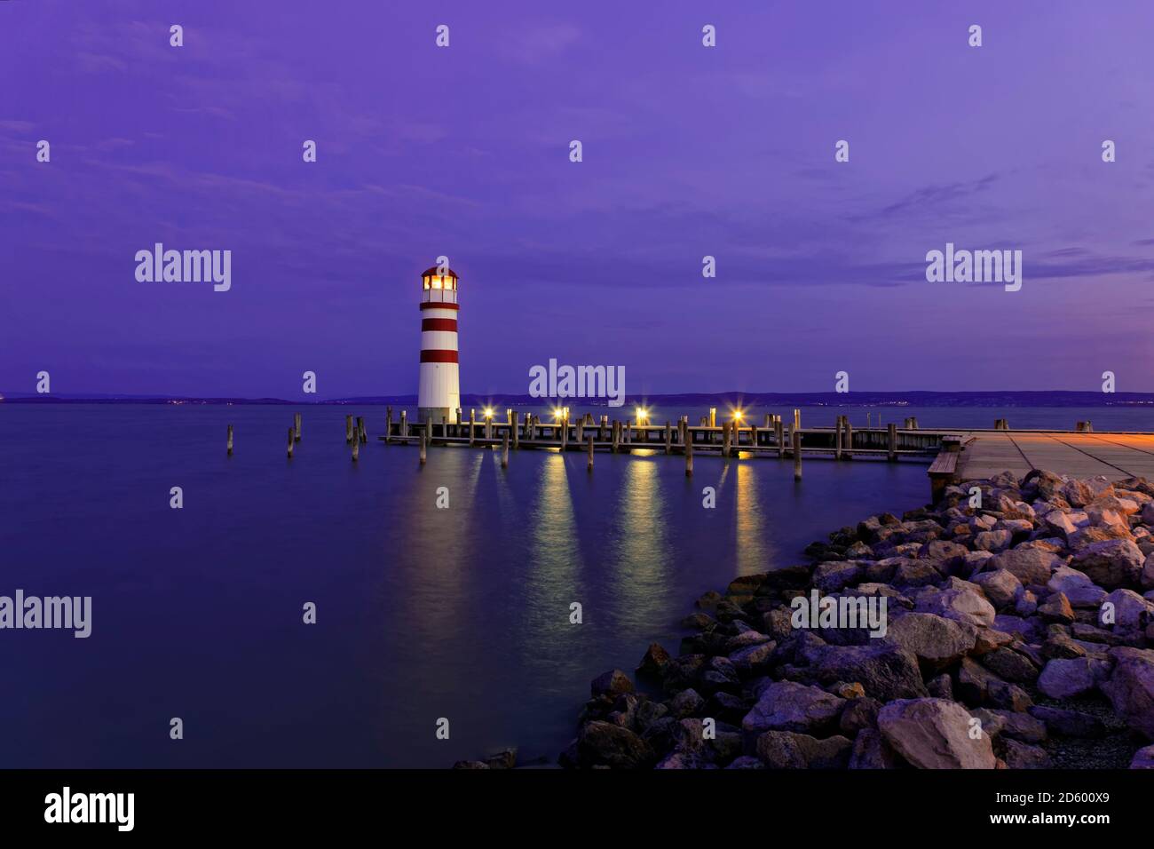 Österreich, Burgenland, Podersdorf am See, Blick auf Leuchtturm am Neusiedler See am Abend Stockfoto