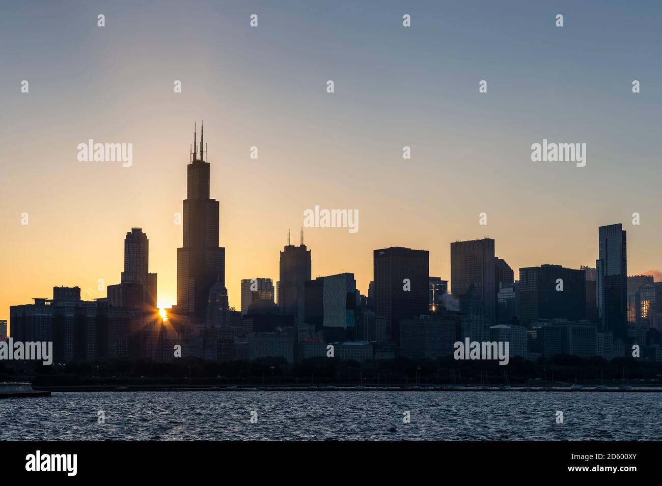 USA, Illinois, Chicago, Skyline, Willis Tower und Lake Michigan bei Sonnenuntergang Stockfoto