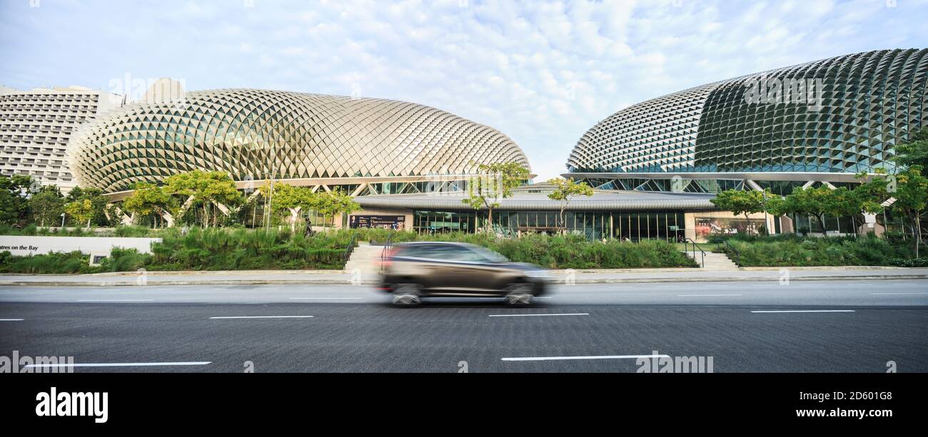 Singapur, Blick auf die Esplanade Theatres on the Bay mit vorbeifahrenden Autos im Vordergrund Stockfoto