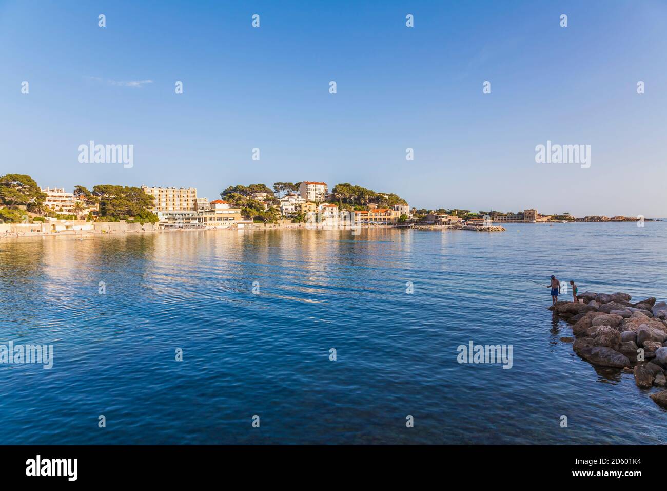 Frankreich, Provence-Alpes-Cote d'Azur, Departement Var, Bandol, Angler am Strand Stockfoto