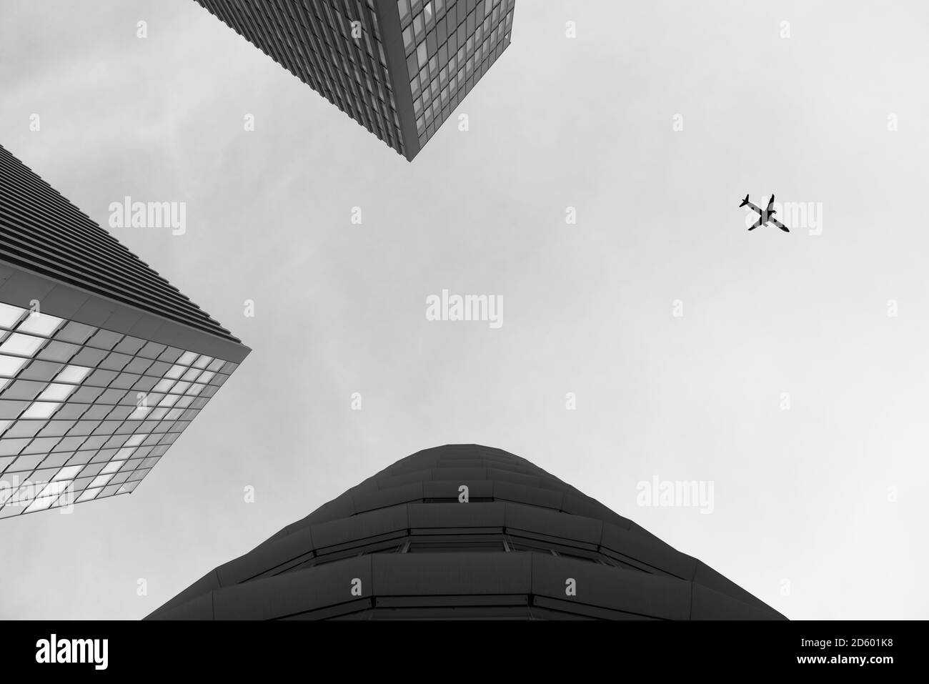 Deutschland, Düsseldorf, Blick zum Flugzeug und Fassaden der Hochhäuser von unten Stockfoto