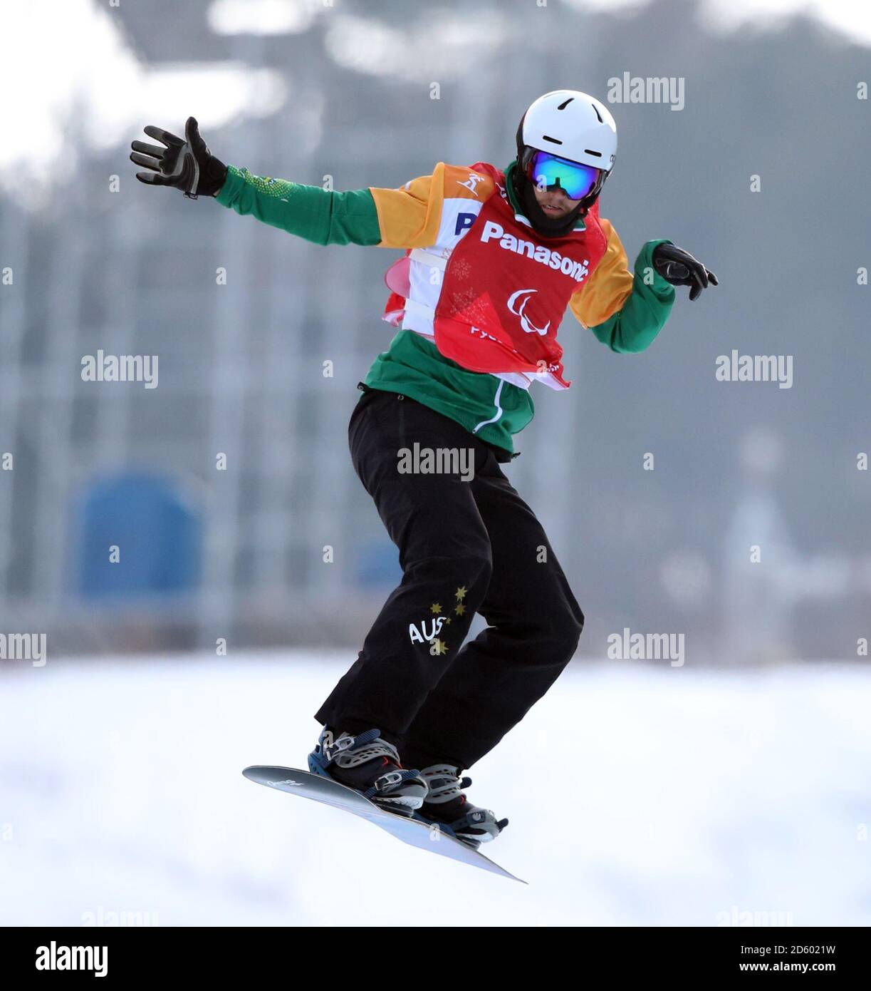 Der Australier Simon Patmore tritt beim Herren Snowboard Cross Big an Finale SB-UL im Jeongseon Alpine Center am dritten Tag Die Winter-Paralympics 2018 in PyeongChang in Südkorea Stockfoto