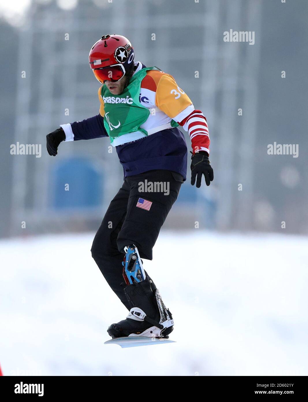 Der US-Amerikaner Mike Schultz tritt beim Men's Snowboard Cross Big an Finale SB-LL1 im Jeongseon Alpine Center am dritten Tag Die Winter-Paralympics 2018 in PyeongChang in Südkorea Stockfoto
