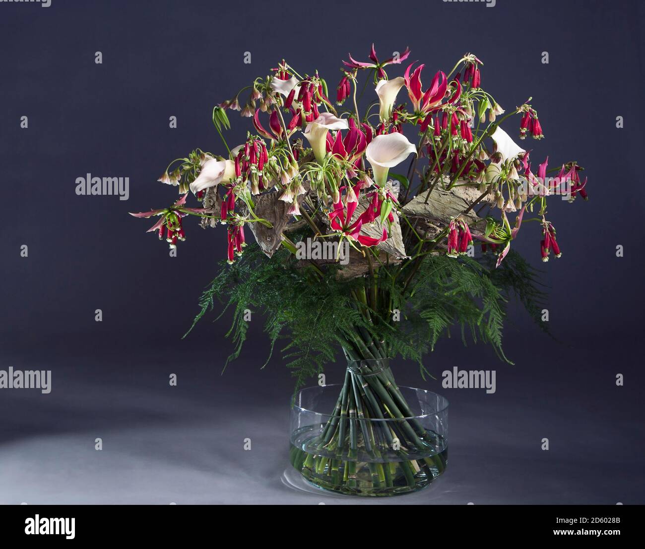 Blumenstrauß mit Lotus Blätter, Lauch, Spargel, sizilianischen Honig Lilie, Zantedeschia, Gloriosa Rothschildiana Stockfoto
