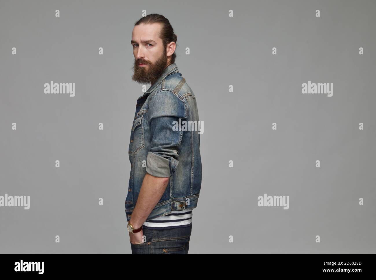 Porträt des Mannes mit Vollbart tragen Jeansjacke Stockfoto