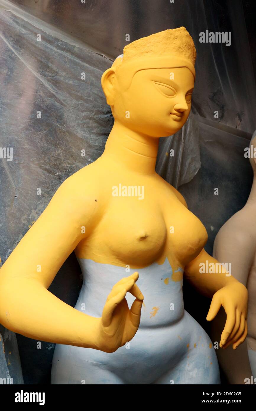 Porträt von Maa Saraswati. Lehm Idol der Hindu Göttin Saraswati unter Vorbereitungen für Bengals Durga Puja Festival in Kolkata. Stockfoto