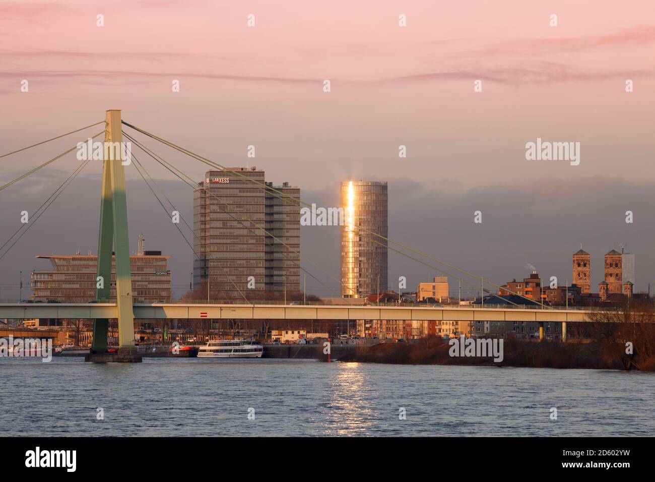 Deutschland, Köln, mit Blick auf Lanxess Turm und KoelnTriangle in der Dämmerung Stockfoto
