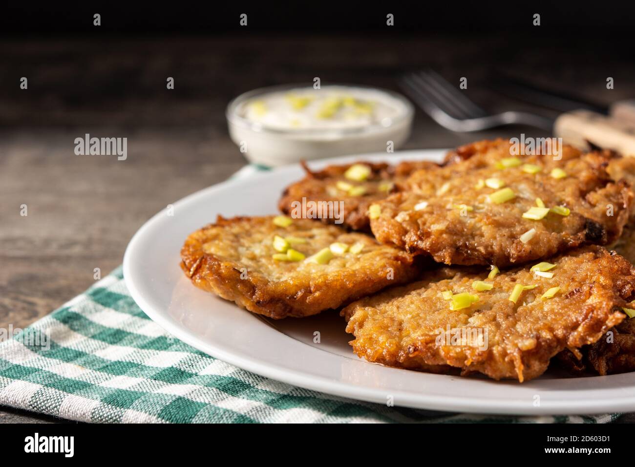 Traditionelle jüdische Latkes oder Kartoffelpfannkuchen auf Holztisch Stockfoto