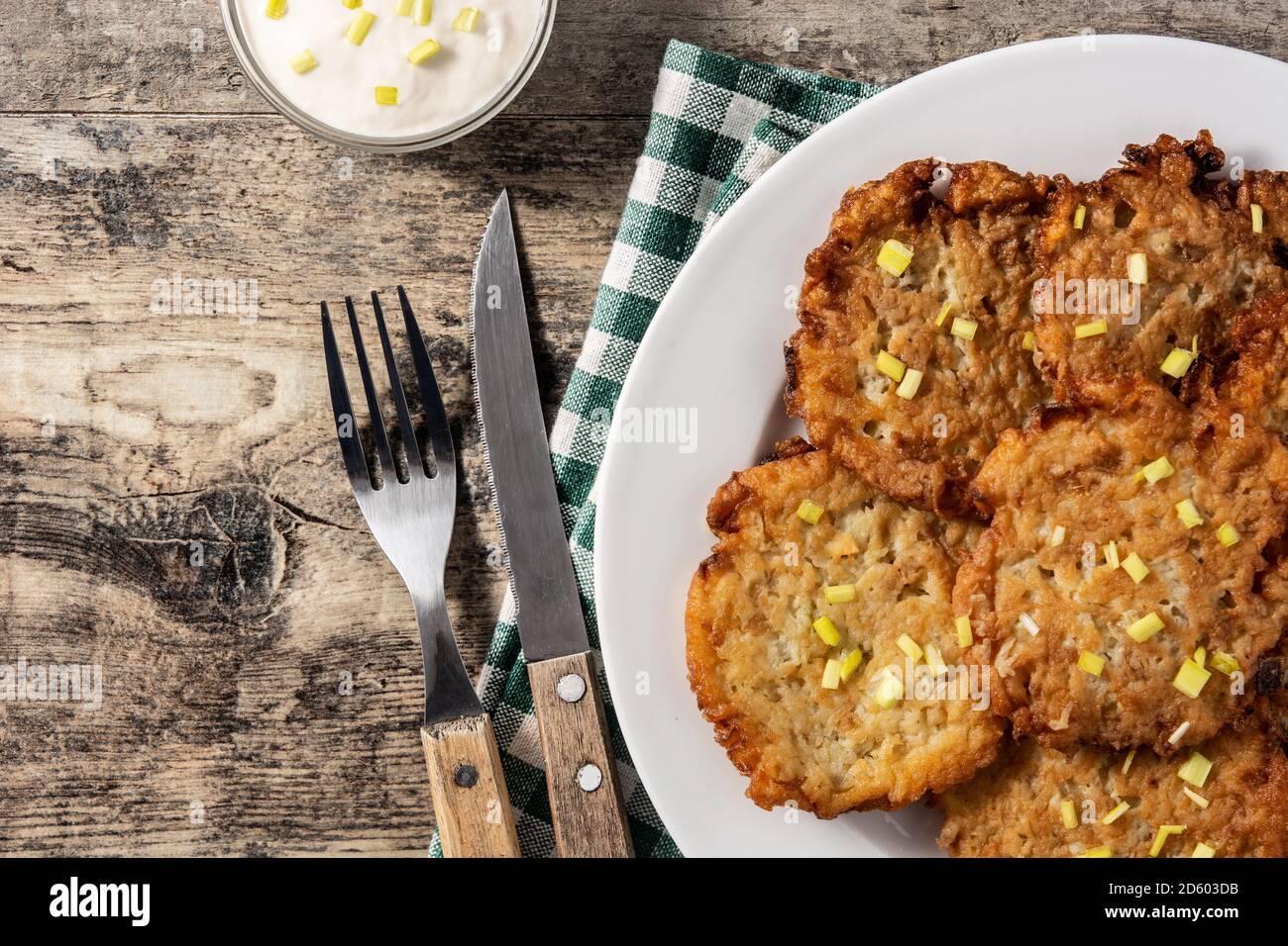 Traditionelle jüdische Latkes oder Kartoffelpfannkuchen auf Holztisch Stockfoto
