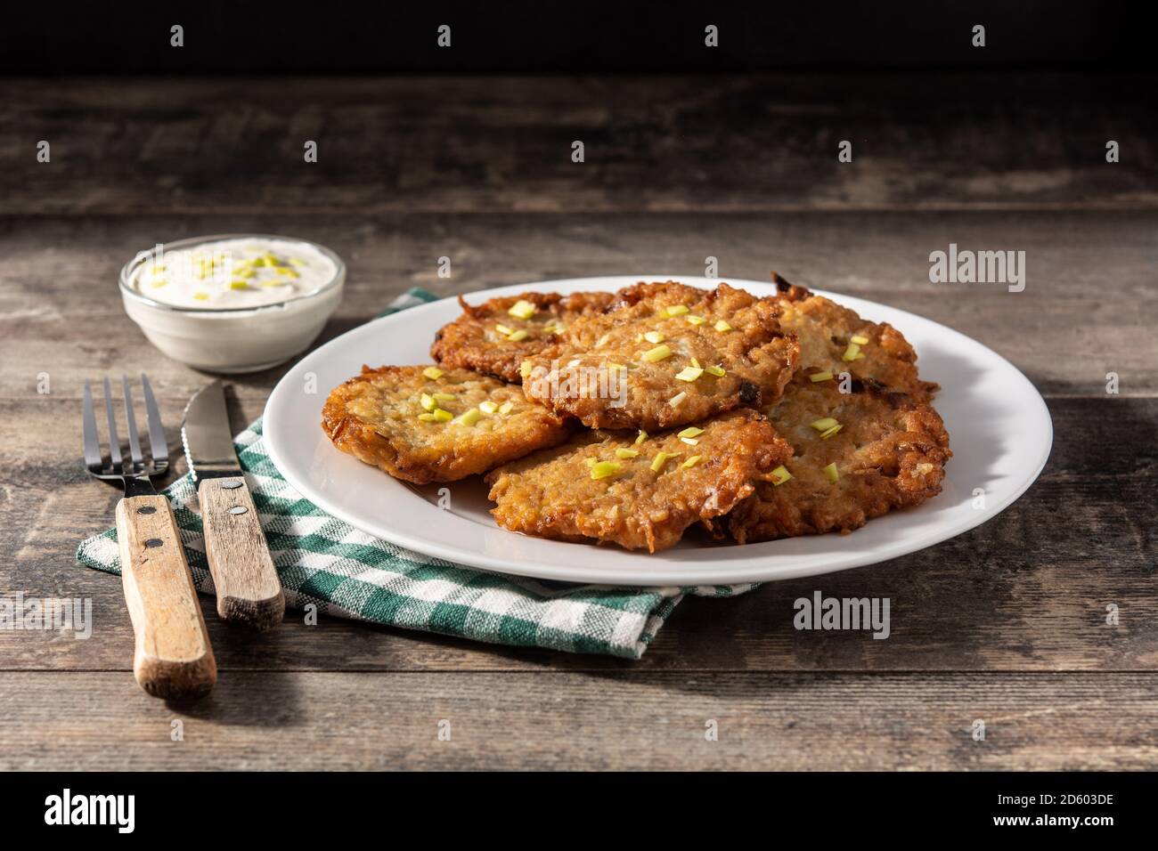 Traditionelle jüdische Latkes oder Kartoffelpfannkuchen auf Holztisch Stockfoto