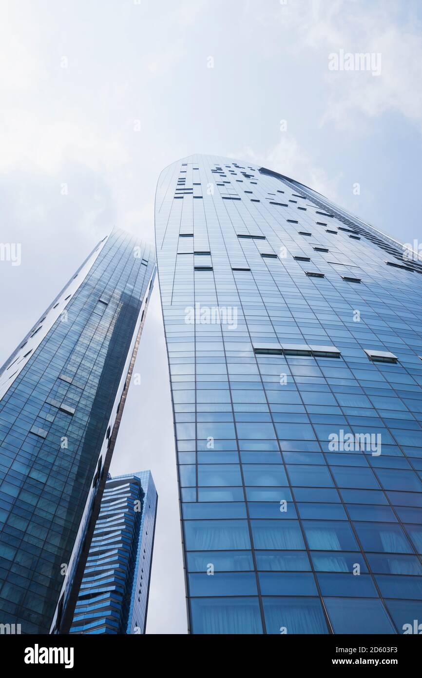 Republik Singapur, Singapur, Blick auf das Segeln am Marina Bay und Marina Bay Suites Stockfoto