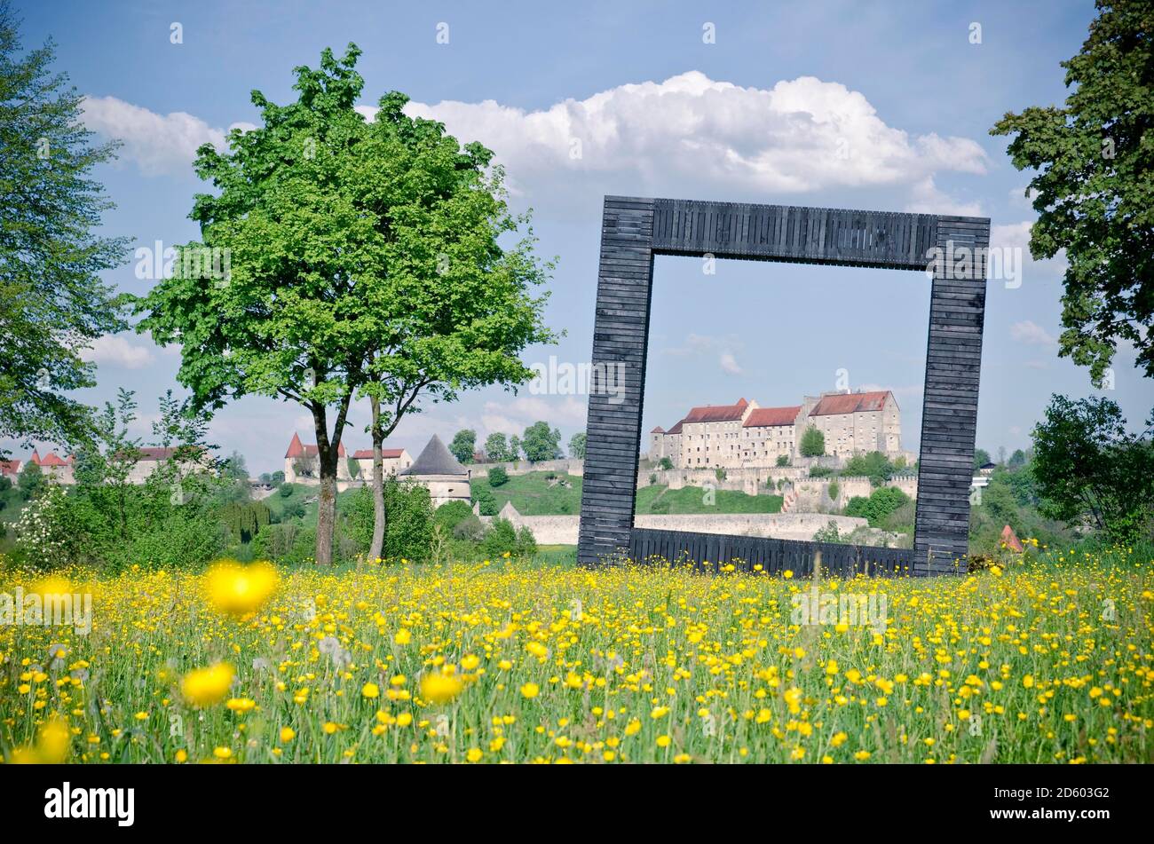 Deutschland, Bayern, Burghausen, Blick auf die Schlossanlage durch einen Rahmen Stockfoto