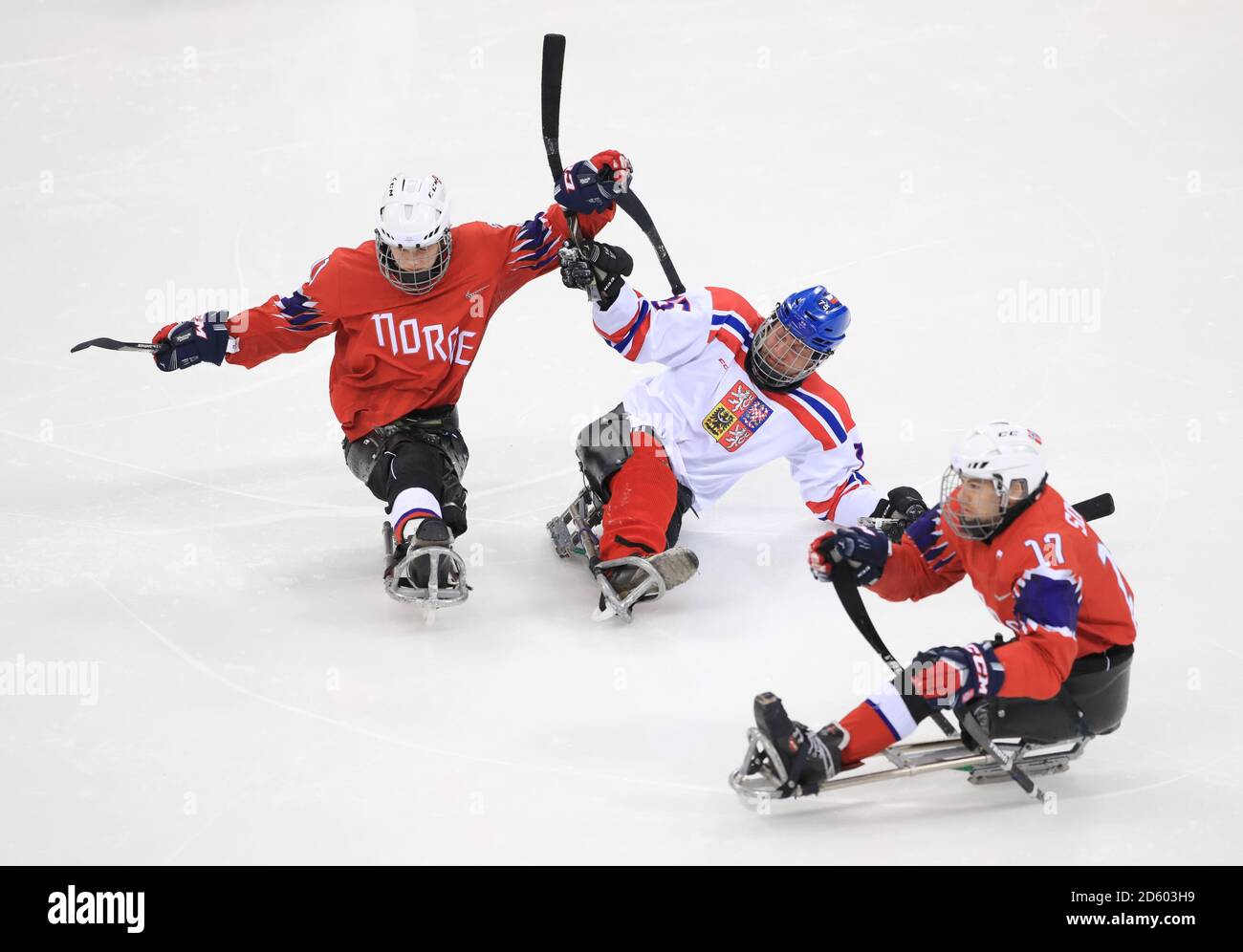 Norwegens Ola Oiseth und der tschechische Jiri Raul treffen aufeinander Das gemischte Eishockey im Gangneung Hockey Center während Tag sieben der Winter-Paralympics 2018 in PyeongChang im Süden Korea Stockfoto