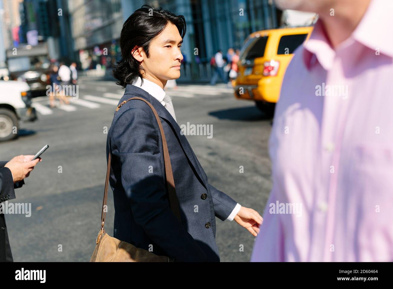 USA, New York City Geschäftsmann beim Überqueren der Straße in Manhattan Stockfoto