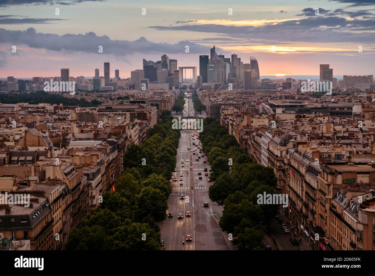 Frankreich, Paris, La Defense und Stadtbild bei Sonnenuntergang Stockfoto