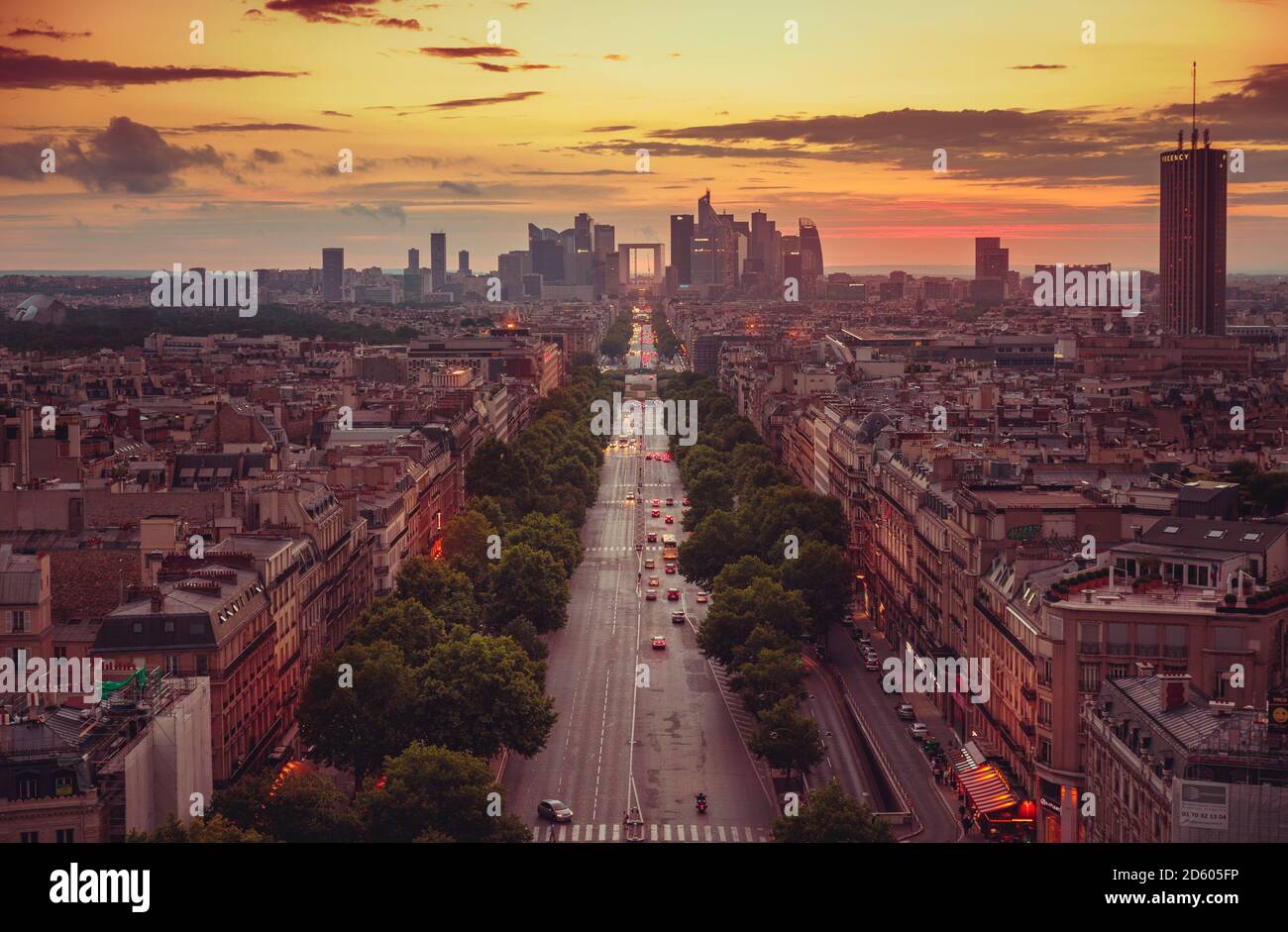 Frankreich, Paris, La Defense und Stadtbild bei Sonnenuntergang Stockfoto