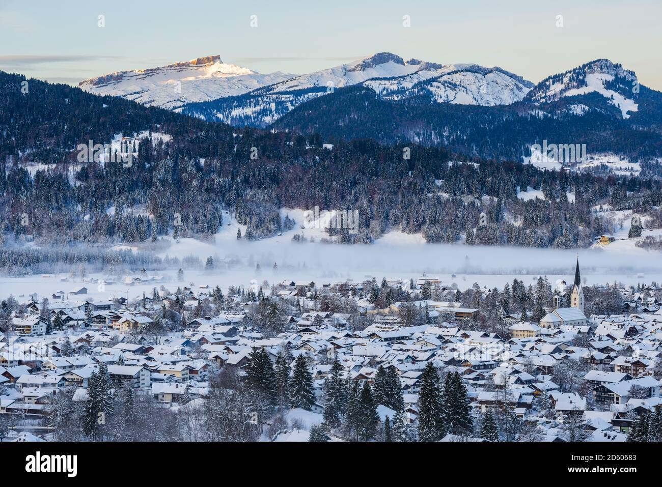 Deutschland, Bayern, Blick auf die Allgäuer Alpen mit Schnee bedeckten Oberstdorf im Vordergrund Stockfoto