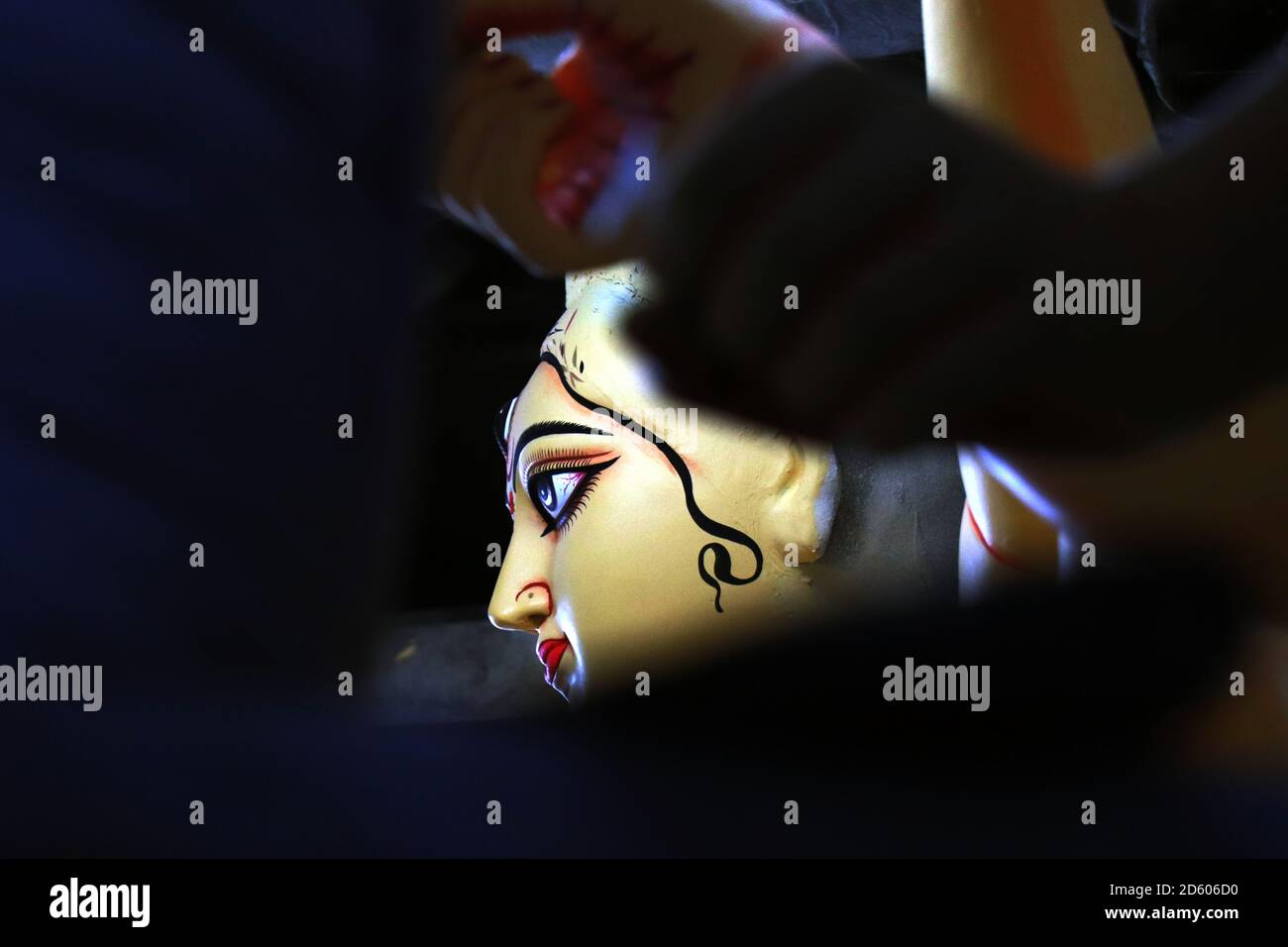 Porträt von maa Durga. Lehm Idol der Hindu Göttin Durga unter Vorbereitungen für Bengals Durga Puja Festival in Kumartuli in Kolkata. Stockfoto