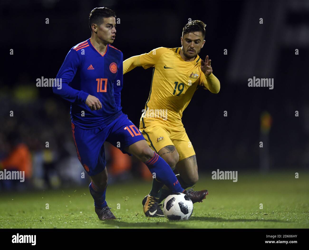 Der kolumbianische James Rodriguez und der australische Josh Risdon kämpfen um die Ball Stockfoto