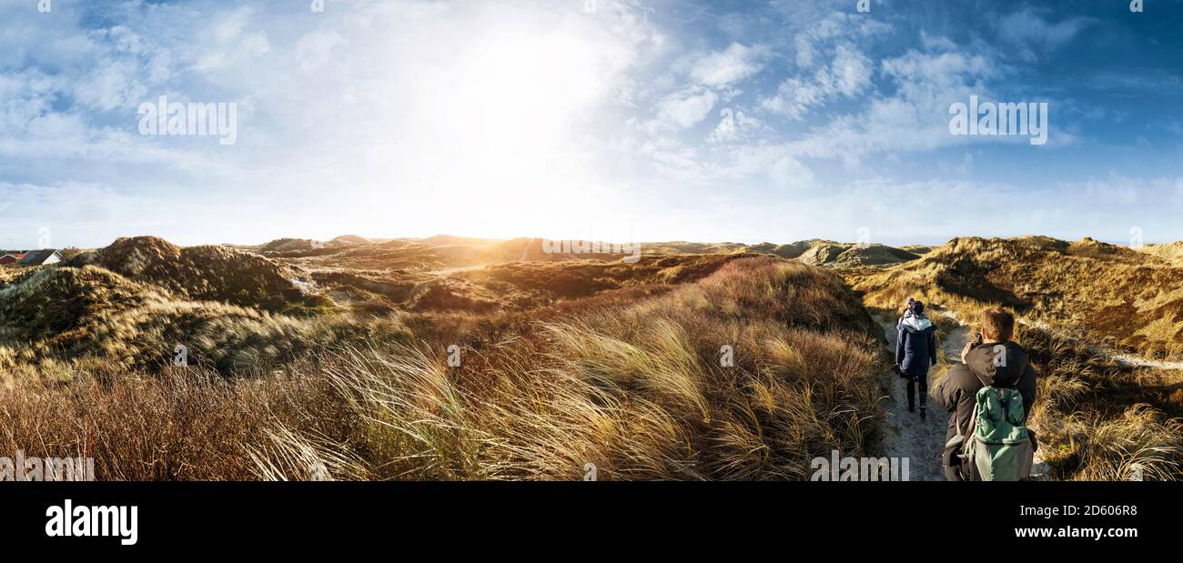 Dänemark, Henne Strand, Menschen wandern in Dünenlandschaft Stockfoto
