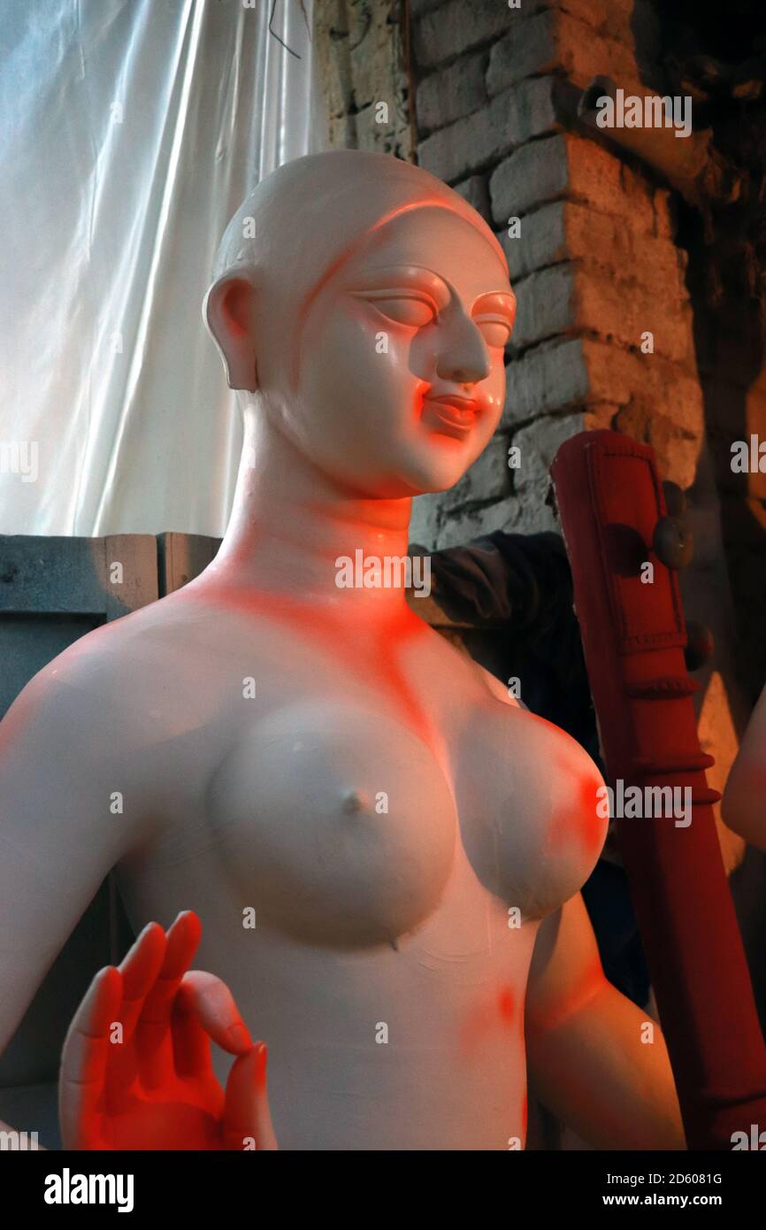Porträt von Maa Saraswati. Lehm Idol der Hindu Göttin Saraswati unter Vorbereitungen für Bengals Durga Puja Festival in Kolkata. Stockfoto